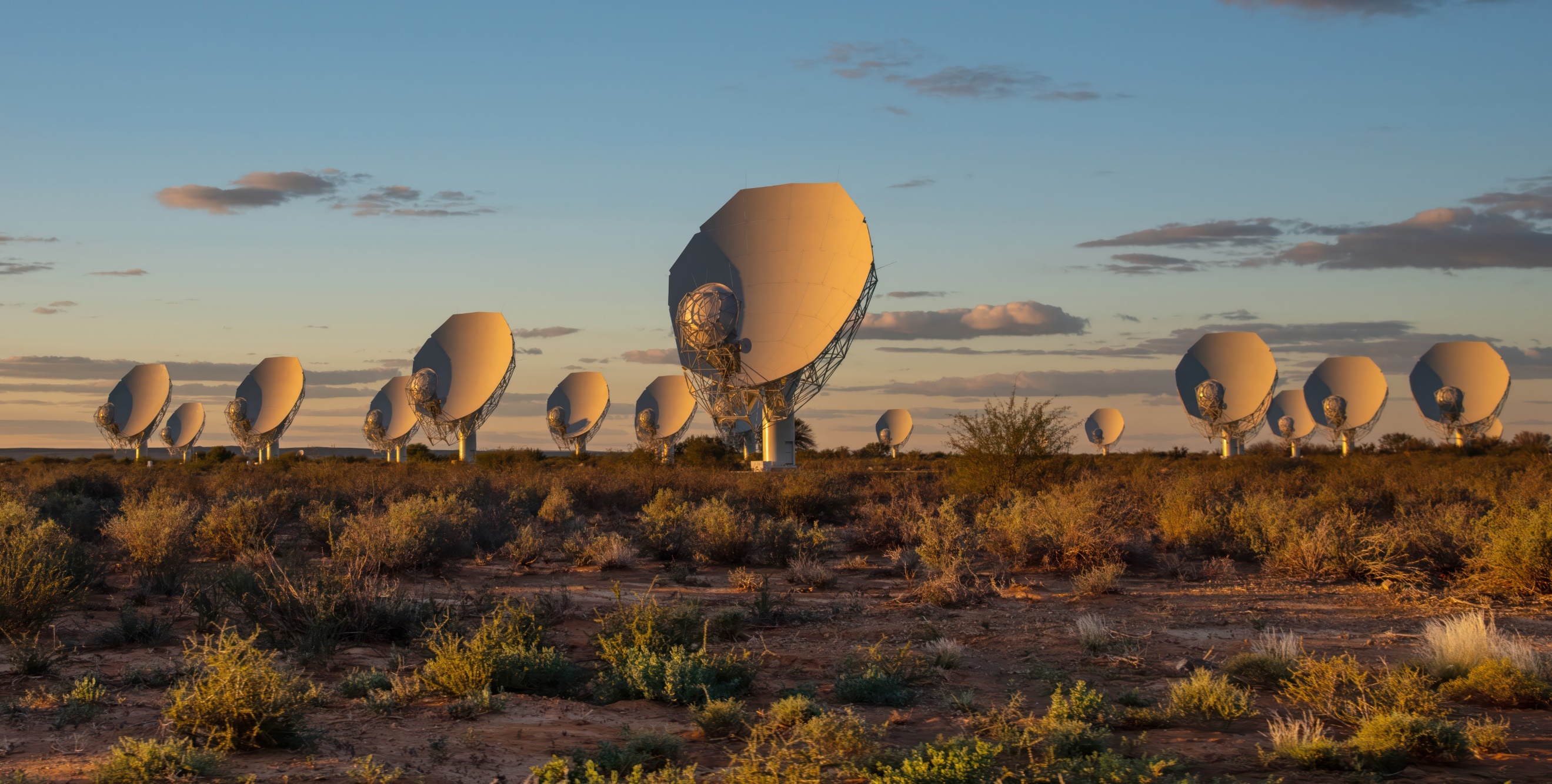 Ekip, Güney Afrika'daki Karoo yarı çölünde bulunan hassas MeerKAT radyo teleskobunu kullandı. İki yıldız birbirinden 8 milyon km uzaklıkta ve her 7 günde bir birbirlerinin etrafında dönüyorlar. Kaynak: Daniëlle Futselaar (artsource.nl)