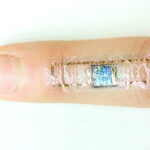 Bu kalp monitörü cilde yapıştırılıyor ve kendi gücüyle çalışıyor