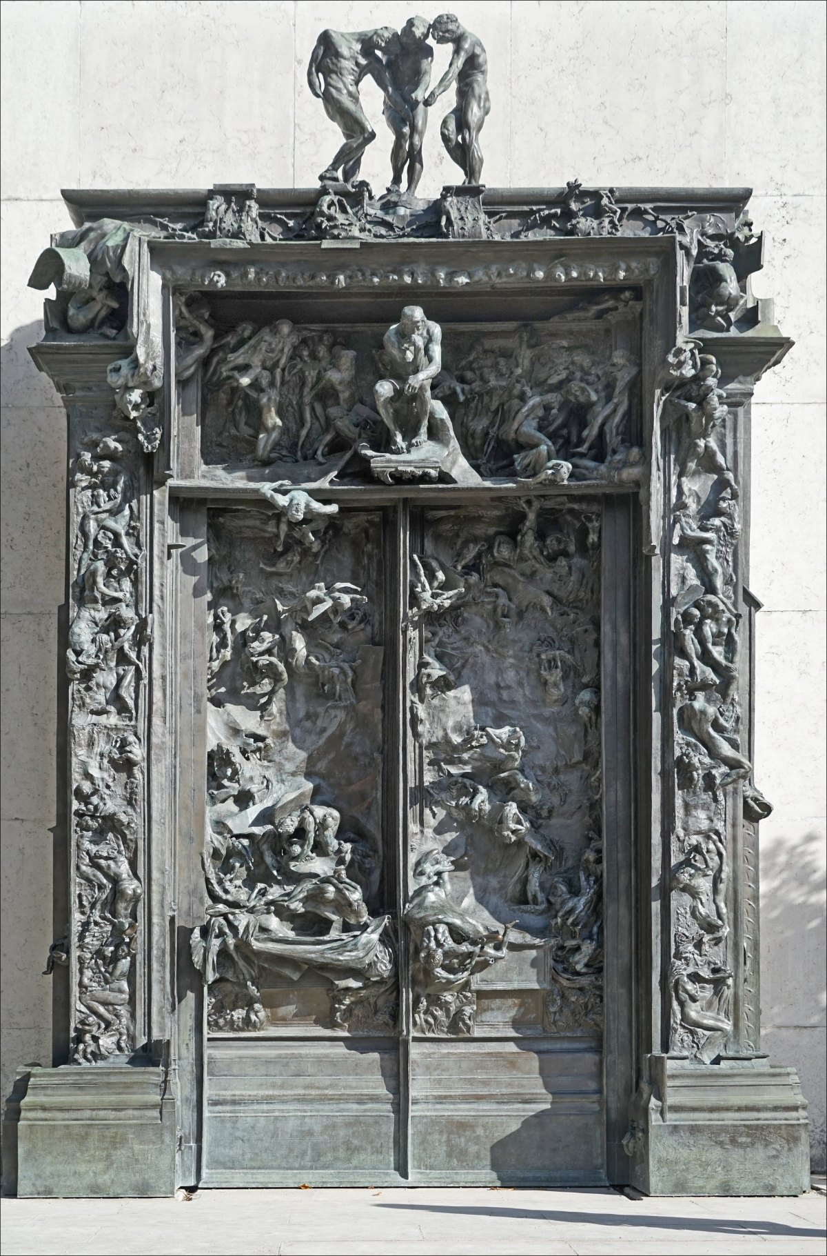 Auguste Rodin'in Cehennem Kapısı, üst ortada Düşünen Adam