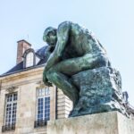 Biliş ve beden: Musée Rodin bahçesinde Rodin'in Düşünen Adam heykeli