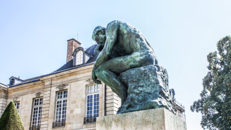 Biliş ve beden: Musée Rodin bahçesinde Rodin'in Düşünen Adam heykeli