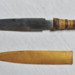 Tutankhamon'un gök taşı demirinden yapılmış hançeri ve altın kını
